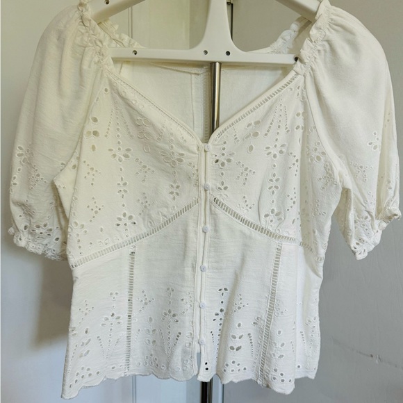 Perforated white blouse Size Small - Picture 3 of 5